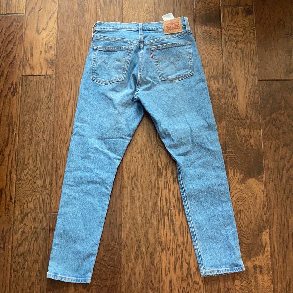 women’s light wash levi’s 501